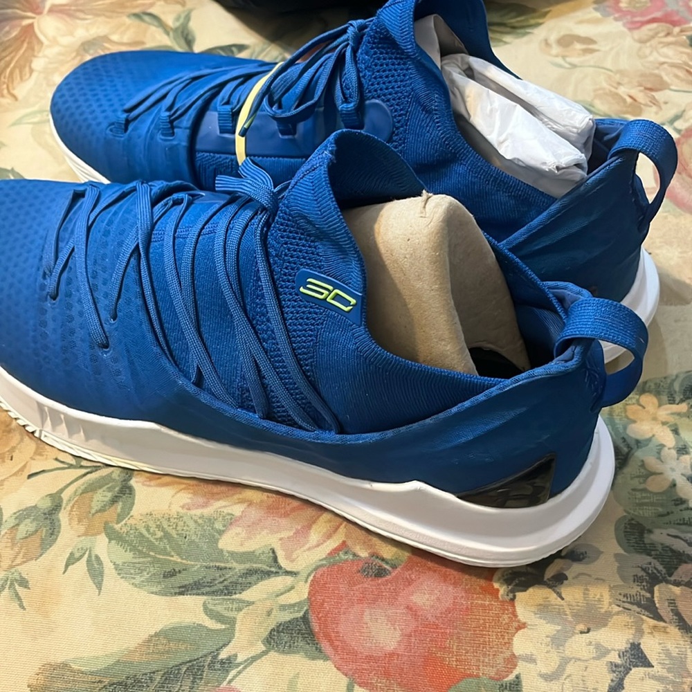 Stephen Curry  blue shoes